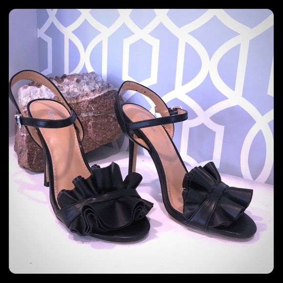 Express Shoes - EXPRESS 🖤 Black ruffle heel size 6.5 EUC!